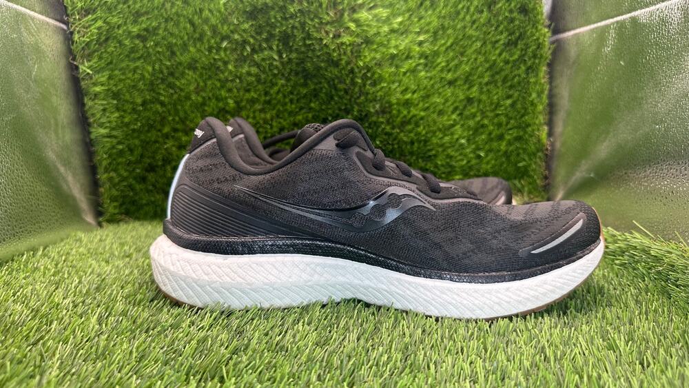Saucony Triumph 19 S10678-12 Athletic Sneaker Women's 10 Black Textile Training